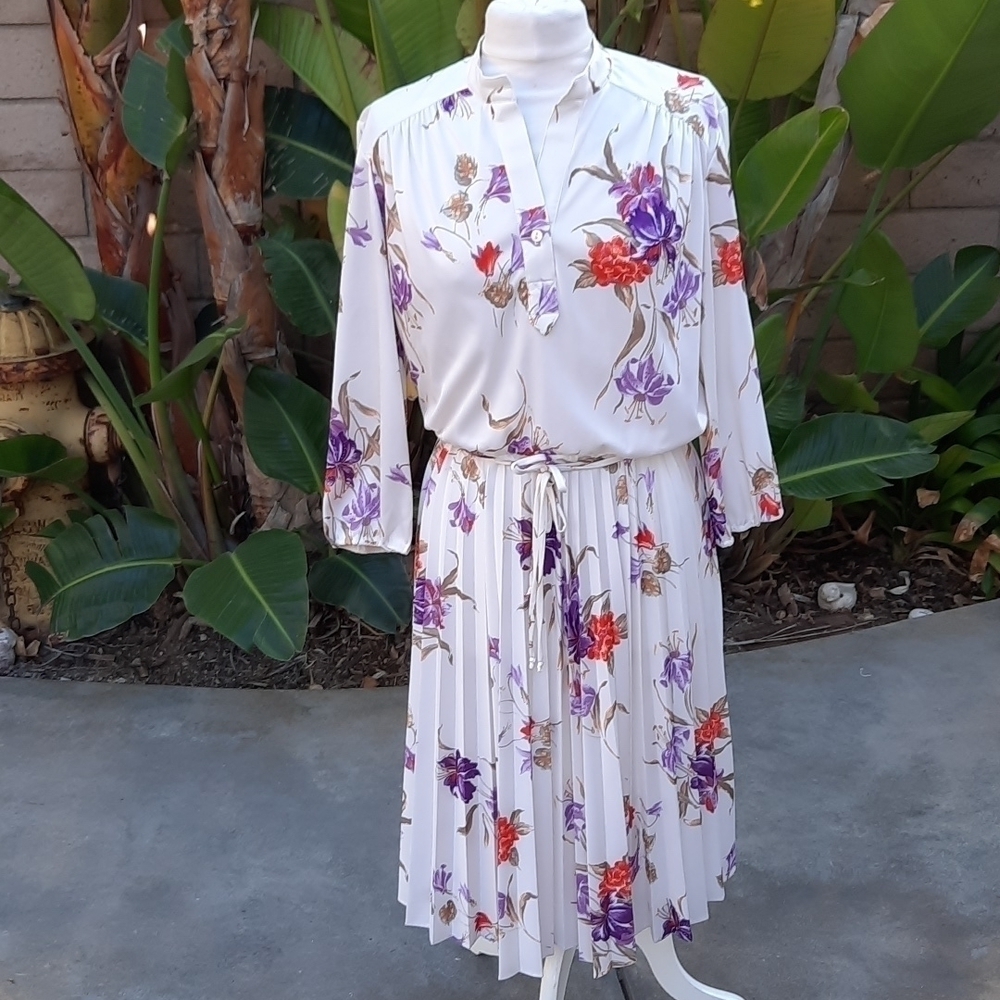 Vintage 1970s cream purple floral pleated tie waist dress medium